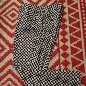 NWOT Navy and White pattered cropped slacks.